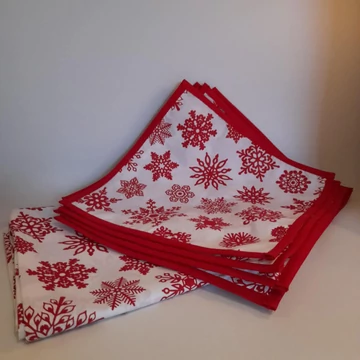 Fehér alapon piros hópelyhes 180 x 110 cm-es karácsonyi asztalterítő, 8 db 28 x 28 cm-es, piros ferdepánttal szegélyezett ruhaszalvétával, mosási cimkével   